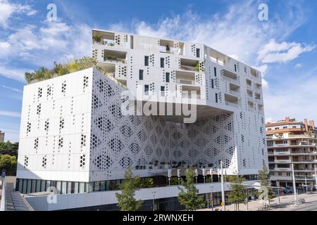 Montpellier, Francia - 09 18 2023 : Vista del paesaggio del moderno edificio di appartamenti e hotel bielorusso - architettura contemporanea di Manuelle Gautrand Foto Stock