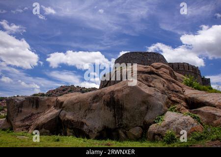Una delle costruzioni rupestri in cima a una collina nel complesso del forte di Gingee nel distretto di Villupuram, Tamil Nadu, India Foto Stock