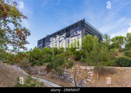 Montpellier, Francia - 09 18 2023 : Vista laterale del Municipio o dell'Hotel de Ville architettura contemporanea di Jean Nouvel nel parco pubblico Foto Stock