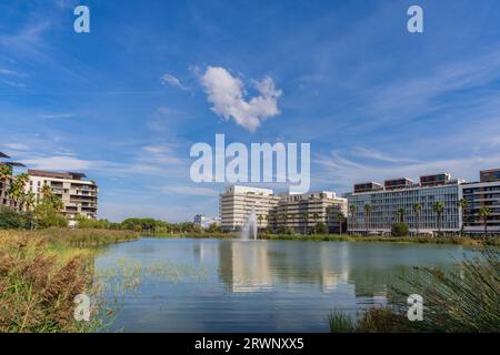 Montpellier, Francia - 09 18 2023 : Vista del Bassin Jacques Coeur, uno stagno d'acqua con architettura residenziale contemporanea a Port Marianne Foto Stock