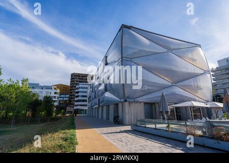 Montpellier, Francia - 09 18 2023: Vista del paesaggio urbano di le Nuage, architettura contemporanea e design di Philippe Starck nel quartiere di Port Marianne Foto Stock