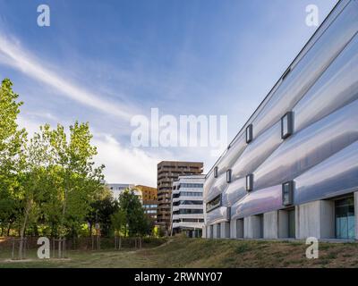 Montpellier, Francia - 09 18 2023 : Vista del paesaggio dell'architettura contemporanea di le Nuage di Philippe Starck nel quartiere moderno di Port Marianne Foto Stock