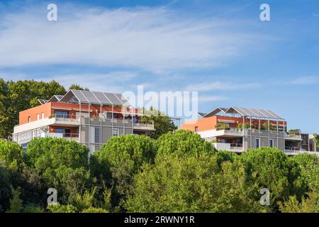 Vista paesaggistica di moderni appartamenti con pannelli solari nel moderno quartiere di Port Marianne, Montpellier, Francia Foto Stock