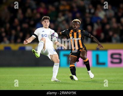 Daniel James del Leeds United (a sinistra) e Jean Michael seri di Hull City si battono per il pallone durante la partita del campionato Sky Bet allo stadio MKM di Hull. Data foto: Mercoledì 20 settembre 2023. Foto Stock