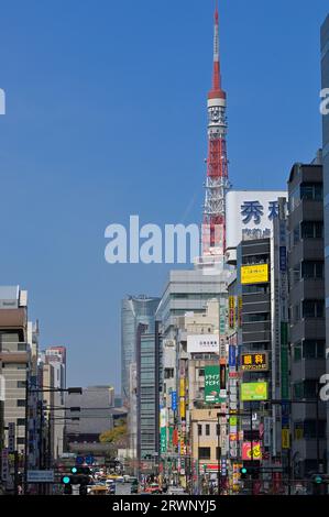 La maestosa Tokyo Tower domina lo skyline, Tokyo JP Foto Stock