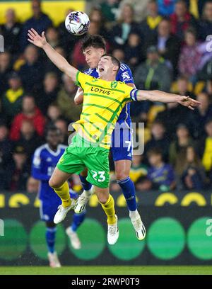 Kenny McLean di Norwich City (a sinistra) e Cesare Casadei di Leicester City si battono per il pallone durante la partita del campionato Sky Bet a Carrow Road, Norwich. Data foto: Mercoledì 20 settembre 2023. Foto Stock