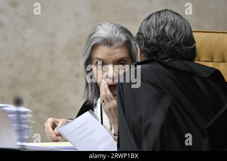 DF-BRASILIA - 09/20/2023 - BRASILIA, SENTENZA DEL STF DI MARCO TEMPORAL-la giudice Carmen Lucia partecipa ad una sessione della Corte suprema federale per valutare la costituzionalità delle leggi che limitano la capacità delle popolazioni indigene di ottenere lo status di protezione delle terre ancestrali, a Brasilia, Brasile, il 20 settembre 2023. Foto: Mateus Bonomi/AGIF Foto Stock