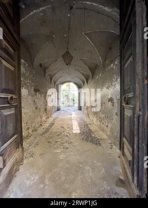 Corridoio scuro nella città vecchia con porte di legno. Foto Stock