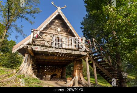 17 settembre 2023. Capanna di legno di Baba Yaga. Il primo parco interattivo di storia in Bielorussia, il Granducato di Sula Foto Stock