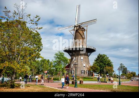 Leiden, Paesi Bassi. 13 settembre 2023. Le persone sono viste camminare mentre il sole splende nel cielo. Dopo un fine settimana che ha stabilito un nuovo record di calore nel paese, è finalmente arrivato il clima autunnale, con forti piogge, basse temperature sotto i 20 gradi e giornate nuvolose. (Foto di Ana Fernandez/SOPA Images/Sipa USA) credito: SIPA USA/Alamy Live News Foto Stock