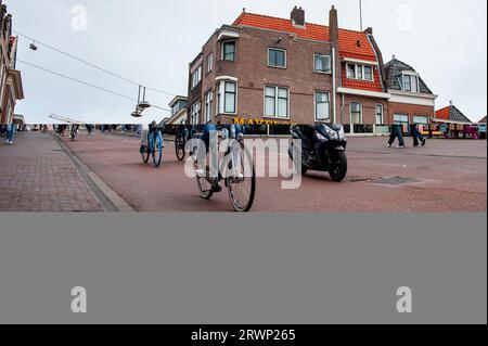 Leiden, Paesi Bassi. 13 settembre 2023. Le persone passano davanti al Mayflower Hotel con le loro moto e moto. Dopo un fine settimana che ha stabilito un nuovo record di calore nel paese, è finalmente arrivato il clima autunnale, con forti piogge, basse temperature sotto i 20 gradi e giornate nuvolose. (Immagine di credito: © Ana Fernandez/SOPA Images via ZUMA Press Wire) SOLO USO EDITORIALE! Non per USO commerciale! Foto Stock