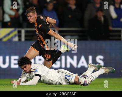 Pascal Struijk del Leeds United fa un viaggio di fronte al Liam Delap di Hull City durante la partita del campionato Sky Bet allo stadio MKM di Hull. Data foto: Mercoledì 20 settembre 2023. Foto Stock