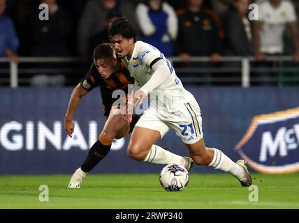 Pascal Struijk del Leeds United fa un viaggio di fronte al Liam Delap di Hull City durante la partita del campionato Sky Bet allo stadio MKM di Hull. Data foto: Mercoledì 20 settembre 2023. Foto Stock