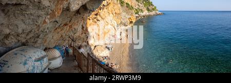 Popovici, CROAZIA - 8 settembre 2023: Persone sulla spiaggia di Pasjača vicino a Popovici, scelta come una delle spiagge più belle d'Europa nel 201 Foto Stock