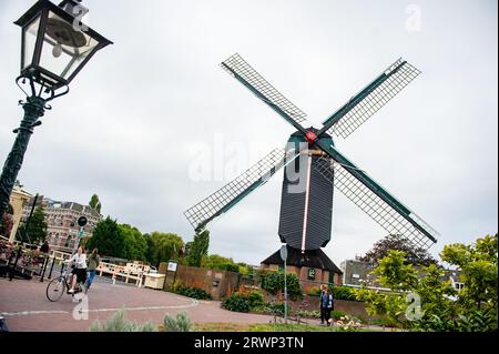 Leiden, Paesi Bassi. 13 settembre 2023. Una vista di uno dei vecchi mulini lungo il centro della città. Dopo un fine settimana che ha stabilito un nuovo record di calore nel paese, è finalmente arrivato il clima autunnale, con forti piogge, basse temperature sotto i 20 gradi e giornate nuvolose. (Immagine di credito: © Ana Fernandez/SOPA Images via ZUMA Press Wire) SOLO USO EDITORIALE! Non per USO commerciale! Foto Stock