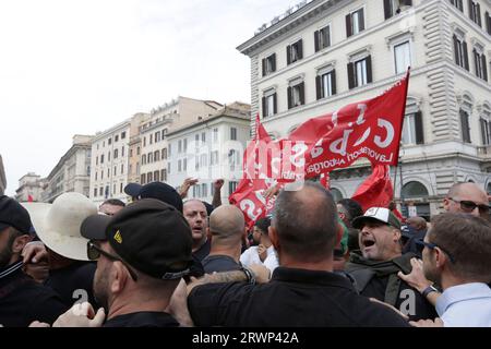 Roma, manifestazione dei soccupati organizzati napoletani, contro il taglio del reddito di cittadinanza Foto Stock
