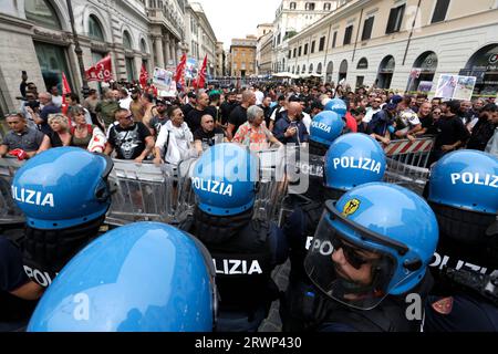 Roma, manifestazione dei soccupati organizzati napoletani, contro il taglio del reddito di cittadinanza Foto Stock