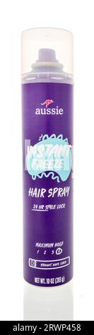Winneconne, WI - 12 agosto 2023: Una lattina di spray istantaneo per capelli congelati australiani su uno sfondo isolato Foto Stock
