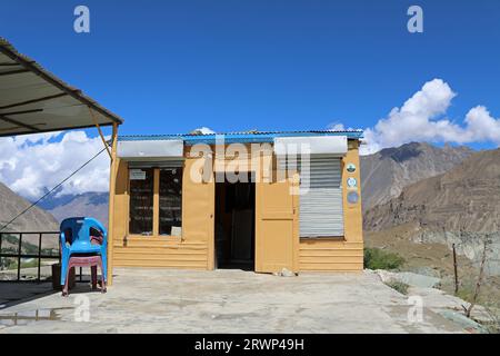 Negozio di souvenir lungo il percorso per il ghiacciaio Hopper a Gilgit Baltistan in Pakistan Foto Stock