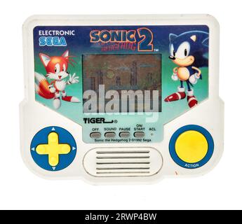 Winneconne, WI - 12 agosto 2023: Un pacchetto del classico videogioco portatile Sonic the Hedgehog su uno sfondo isolato Foto Stock