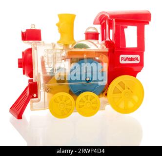 Winneconne, WI - 12 agosto 2023: Un pacchetto di giocattolo ferroviario Playskool d'epoca su uno sfondo isolato Foto Stock