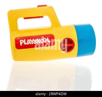Winneconne, WI - 12 agosto 2023: Un pacchetto di giocattolo con torcia Playskool d'epoca su uno sfondo isolato Foto Stock