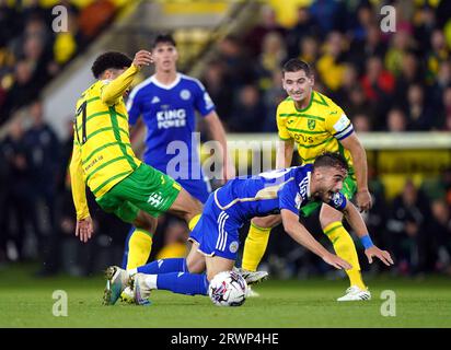 Gabriel Sara di Norwich City sfida Yunus Akgun di Leicester City durante lo Sky Bet Championship match a Carrow Road, Norwich. Data foto: Mercoledì 20 settembre 2023. Foto Stock