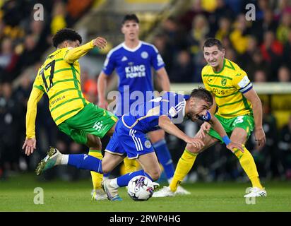 Gabriel Sara di Norwich City sfida Yunus Akgun di Leicester City durante lo Sky Bet Championship match a Carrow Road, Norwich. Data foto: Mercoledì 20 settembre 2023. Foto Stock