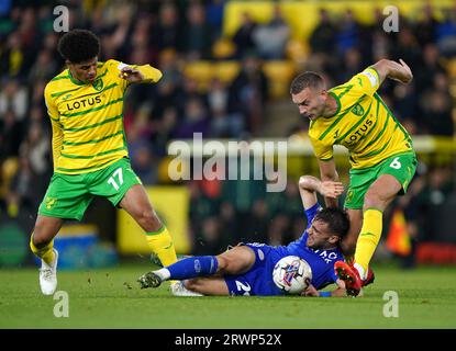 Il Ben Gibson di Norwich City (a destra) sfida Yunus Akgun di Leicester City durante il match per il campionato Sky Bet a Carrow Road, Norwich. Data foto: Mercoledì 20 settembre 2023. Foto Stock