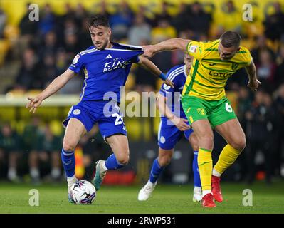 Il Ben Gibson di Norwich City (a destra) sfida Yunus Akgun di Leicester City durante il match per il campionato Sky Bet a Carrow Road, Norwich. Data foto: Mercoledì 20 settembre 2023. Foto Stock