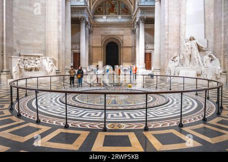 PARIGI, FRANCIA - 16 APRILE 2023: Pendolo di Foucault nel Pantheon di Parigi, Francia. Foto Stock