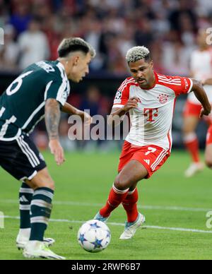 . li. Lisandro Martinez (Manchester United, 6) und Serge Gnabry (FC Bayern Muenchen, 7), Fussball, UEFA Champions League, Bayern M?nchen - Manchester United AM 20.9.2023 in der Muenchner Allianz Arena. LE NORMATIVE DFL VIETANO L'USO DI FOTOGRAFIE COME SEQUENZE DI IMMAGINI E/O QUASI-VIDEO. Foto Stock