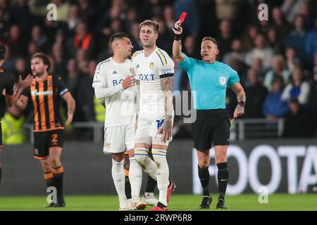 Kingston upon Hull, Regno Unito. 20 settembre 2023. *** Joe Rodon di Leeds viene espulso durante la partita dell'EFL Sky Bet Championship tra Hull City e Leeds United al KCOM Stadium di Kingston upon Hull, Inghilterra, il 20 settembre 2023. Foto di Simon Hall. Solo per uso editoriale, licenza necessaria per uso commerciale. Nessun utilizzo in scommesse, giochi o pubblicazioni di un singolo club/campionato/giocatore. Credito: UK Sports Pics Ltd/Alamy Live News Foto Stock