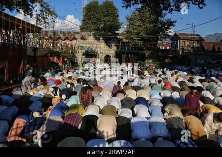 Srinagar, India. 20 settembre 2023. 20 settembre 2023, Srinagar Kashmir, India: I musulmani offrono preghiere congregazionali annuali chiamate "Khoja Digar" il 3 di Rabi-ul-Awwal, il terzo mese del calendario islamico, presso il santuario di San Sufi Khawaja Naqashband sahib a Srinagar. Il 20 settembre 2023 a Srinagar Kashmir, India. (Foto di Firdous Nazir/Eyepix Group/Sipa USA) credito: SIPA USA/Alamy Live News Foto Stock