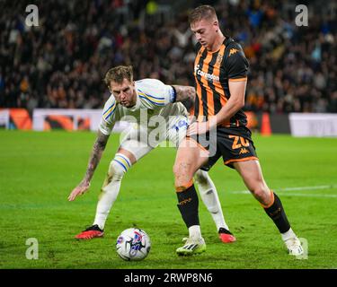 Hull, Regno Unito. 20 settembre 2023. Campionato EFL Football League: Hull City AFC contro Leeds United. Liam Delap di Hull City sul pallone nel Leeds box. Joe Rodon del Leeds United. Credit Paul Whitehurst/Alamy Live News Foto Stock