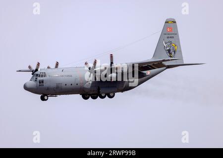 Turkish Air Force Lockheed C-130E Hercules (L-382) (REG: 68-1609) aerei di supporto per gli F-16 che partecipano al mia 2023. Foto Stock