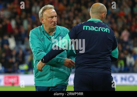 Neil Warnock manager di Huddersfield Town stringe la mano ad Alex Neil manager dello Stoke City dopo la partita per il campionato Sky Bet Huddersfield Town vs Stoke City al John Smith's Stadium, Huddersfield, Regno Unito, 20 settembre 2023 (foto di Gareth Evans/News Images) Foto Stock