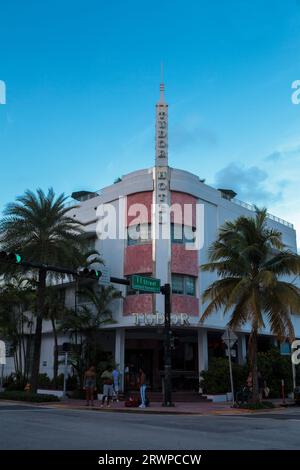 The Tudor Hotel, 1111 Collins Avenue, South Beach, City of Miami Beach, quartiere Art Deco, Florida, USA al tramonto Foto Stock