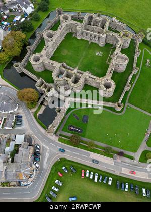 Vista aerea delle rovine del castello di Beaumaris sull'isola di Anglesey nel Galles del Nord, Regno Unito. Foto Stock