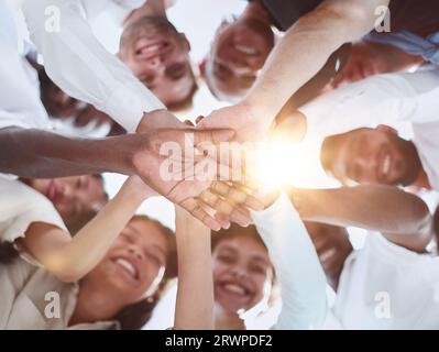 Selfie di giovani uomini d'affari sorridenti che si divertono insieme Foto Stock