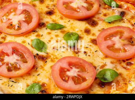 Primo piano della pizza margherita con pomodori e basilico. Foto Stock