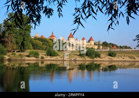 La vista dall'altra parte del fiume Dniester alla fortezza di Tighina del XV secolo a Bender (Transnistria), Moldavia Foto Stock