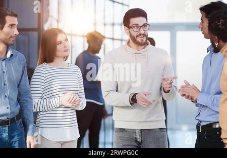 Team aziendale motivati di membri di società internazionali multietniche Foto Stock