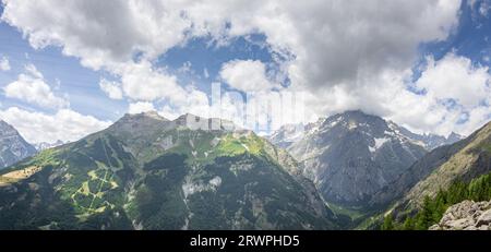 Nuvole maestose sulle montagne Foto Stock