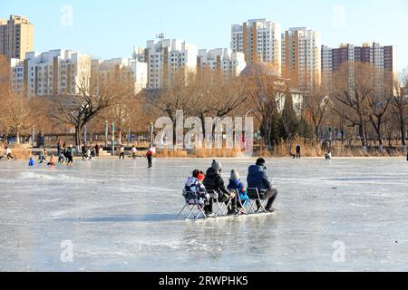 LUANNAN COUNTY, Cina - 16 gennaio 2022: I visitatori pattinano nel parco, nella Cina settentrionale Foto Stock