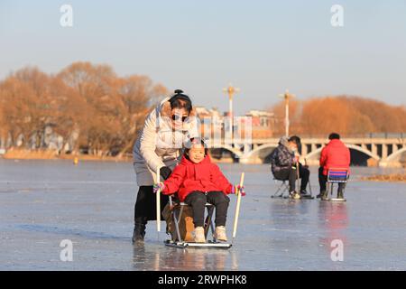 LUANNAN COUNTY, Cina - 16 gennaio 2022: I visitatori pattinano nel parco, nella Cina settentrionale Foto Stock