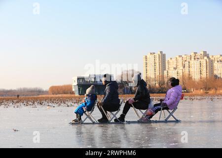 LUANNAN COUNTY, Cina - 16 gennaio 2022: I visitatori pattinano nel parco, nella Cina settentrionale Foto Stock