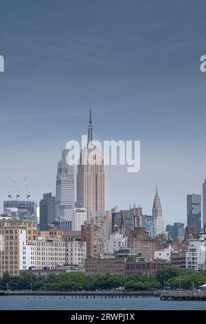 USA, New York, fiume Hudson, skyline di Manhattan da est con l'Empire State Building e Little Island di Thomas Heatherwick Foto Stock