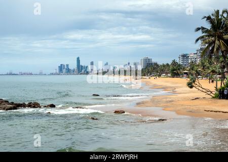 Asia, Sri Lanka, Colombo, vista dello skyline di Colombo con spiaggia e costa in primo piano Foto Stock