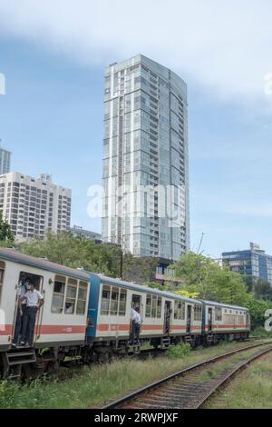 Treno pendolare a Colobo. Trasporto ferroviario. Asia, Sri Lanka, Colombo Foto Stock